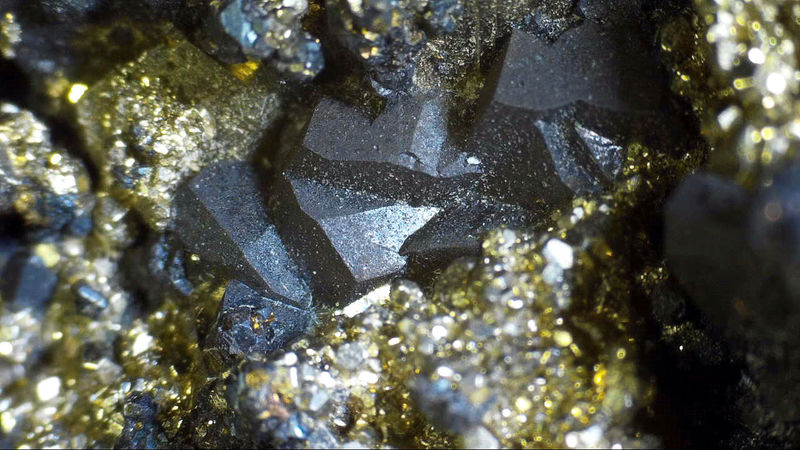 Pyrite with Tetrahedrite - Under the Microscope 4.JPG