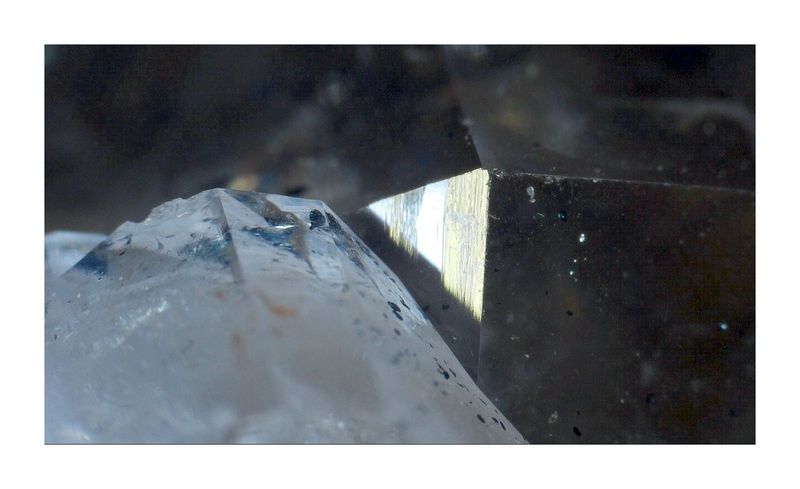 Quartz on Hematite - Under the Microscope 3.jpg