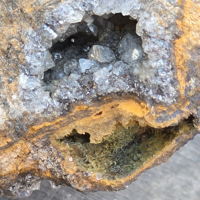 Quartz vug above siderite vug.jpg