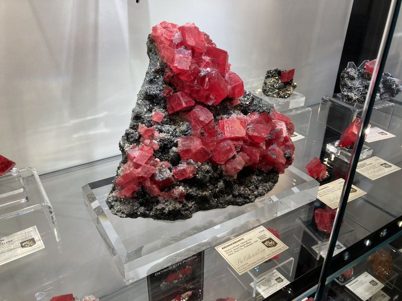 Rhodochrosite, Detroit City Portal, CO, USA.JPG