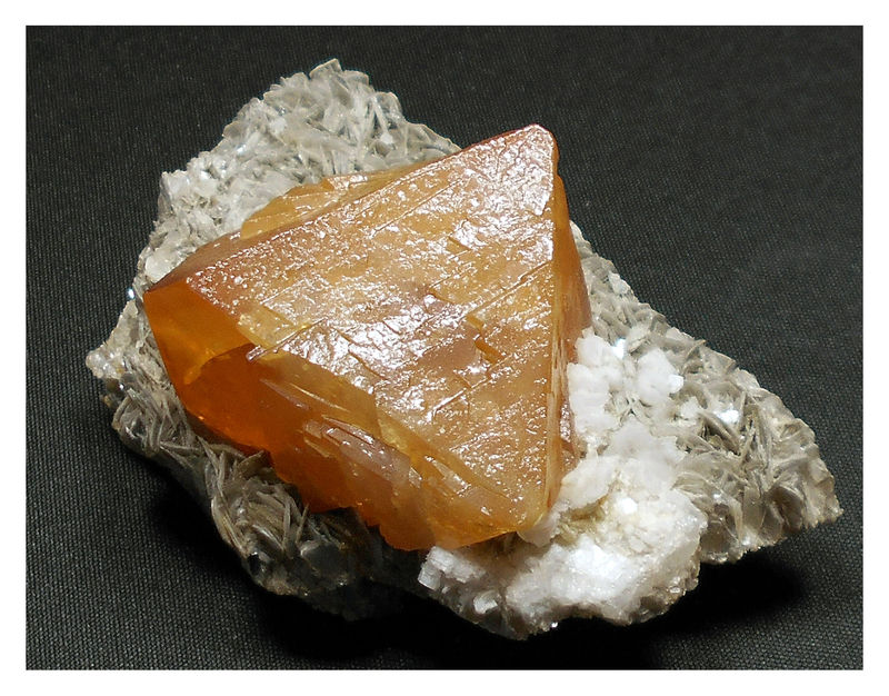 SCHEELITE ON MUSCOVITE 1.jpg