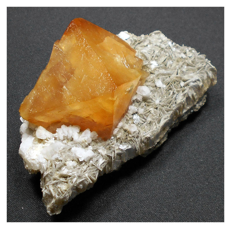 SCHEELITE ON MUSCOVITE 2.jpg