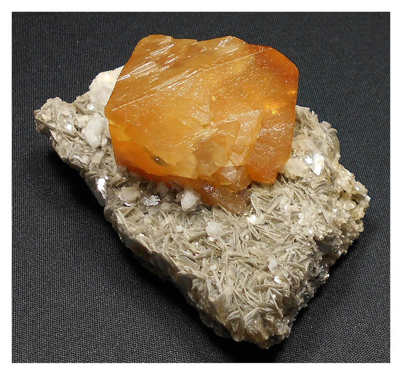 SCHEELITE ON MUSCOVITE 3.jpg