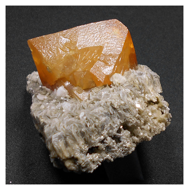 SCHEELITE ON MUSCOVITE 5.jpg