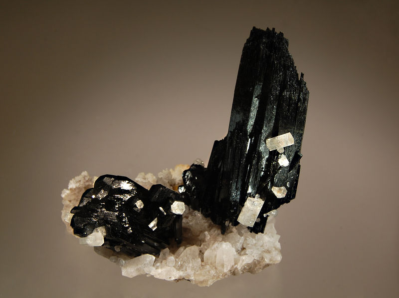 Schorl with goshenite.jpg