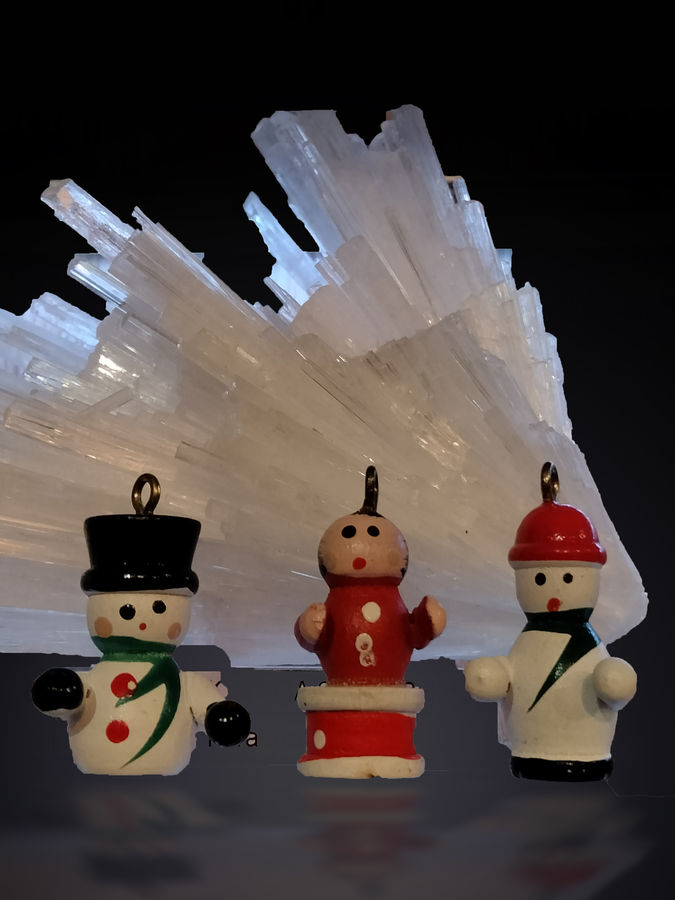Scolecite with snowmen from a small austrian Christmas tree.jpg