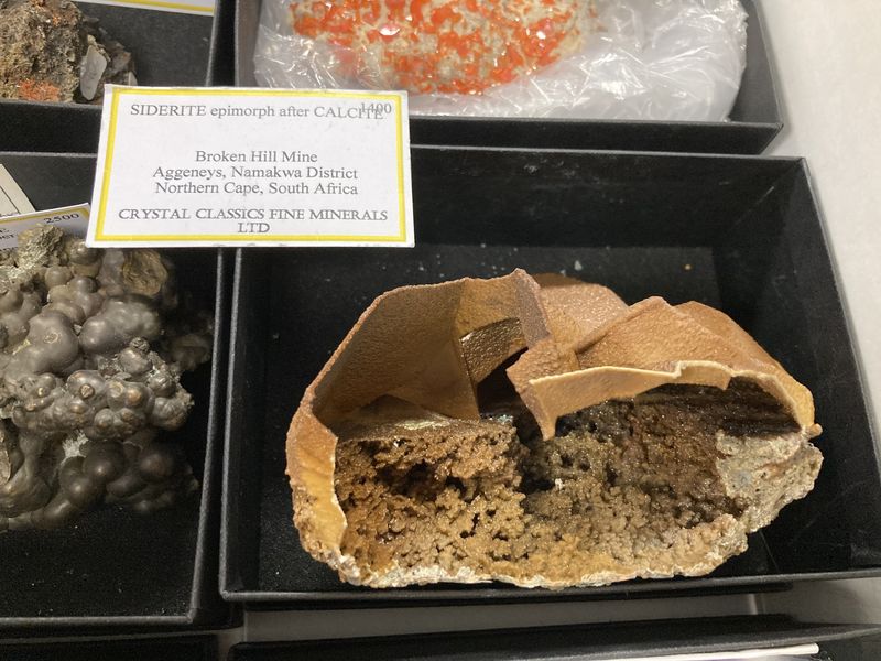 Siderite epimorph after Calcite, Broken Hill mine, South Africa.JPG
