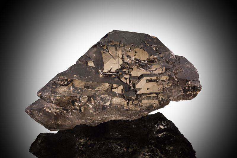 Smoky_Quartz_Vorderer_Zinggenstock_Switzerland-16cm-84.jpg