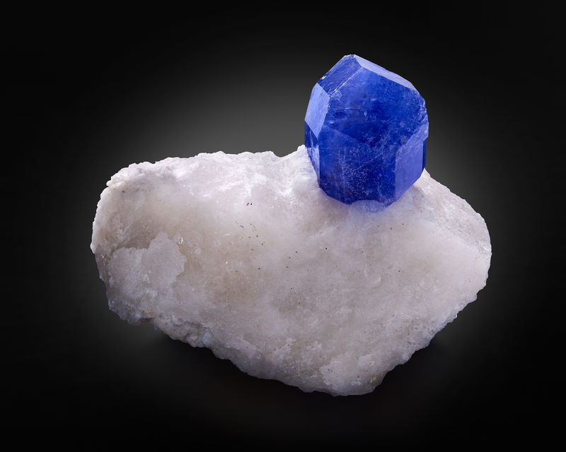 Sodalite(hackmanite variety)-MIM_Museum(2193).jpg