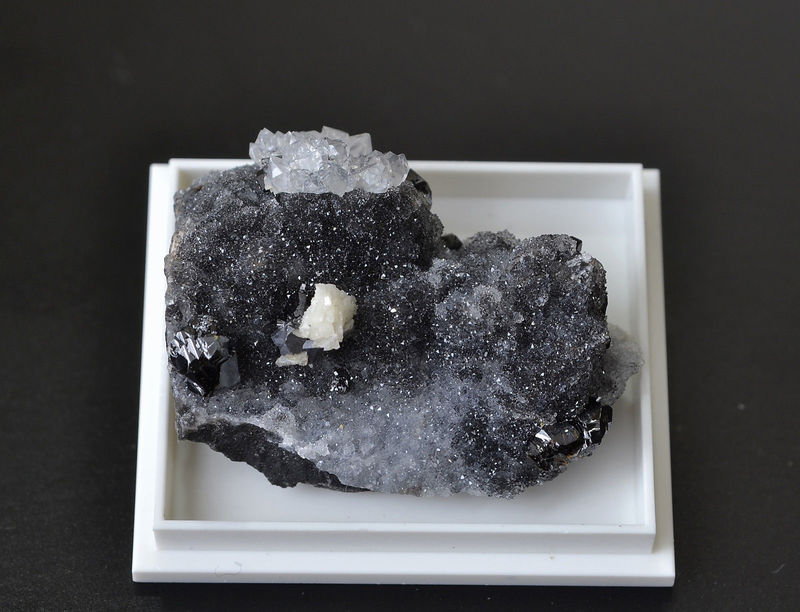 Sphalerite, galena and ankerite on quartz.JPG