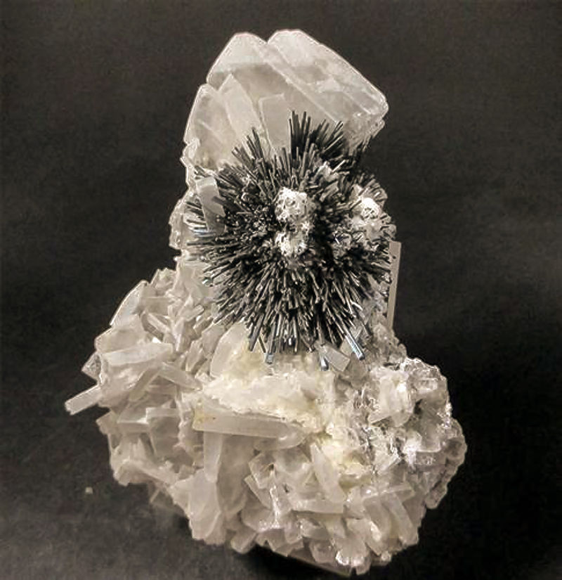 Stibnite on Barite.jpg