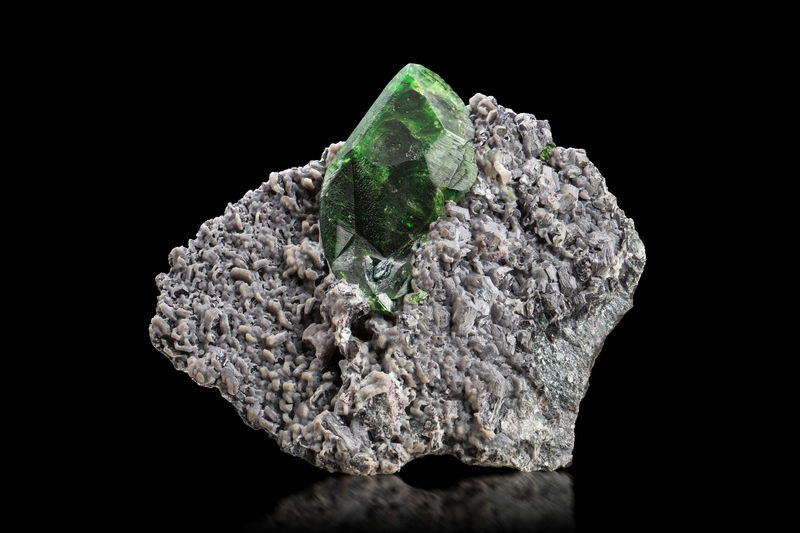 Titanite (variety chromium-bearing titanite)-MIM_Museum(2287).jpg