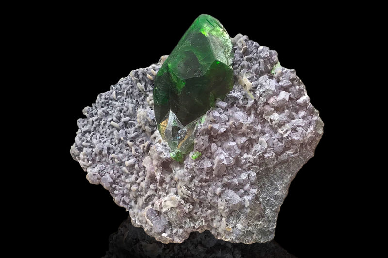 Titanite (variety chromium-bearing titanite)-MIM_Museum(2287-1).jpg