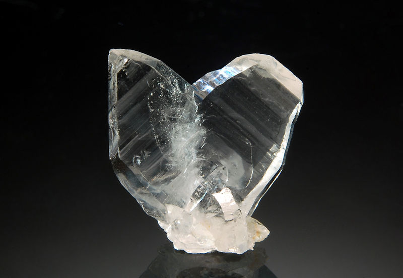 TN280 Quartz var. Japanese twin - Ambatondrazaka, Madagascar.jpg