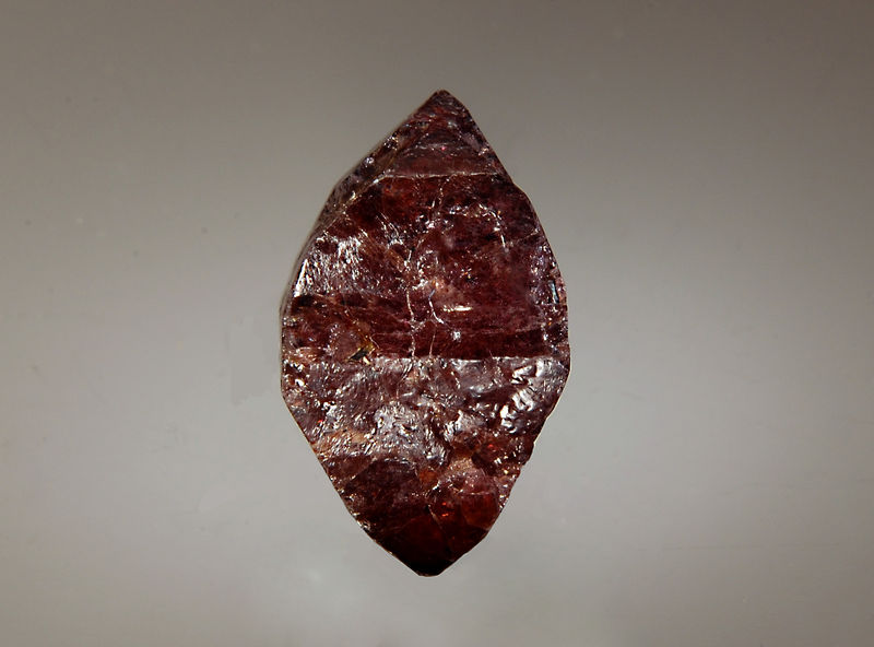 TN355 - Zircon - Peixe Complex, Natividade, Tocantins, Brazil.jpg