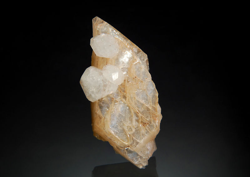 TN393 Analcime on heulandite - Cape Blomidon, Kings County, Nova Scotia, Canada.jpg