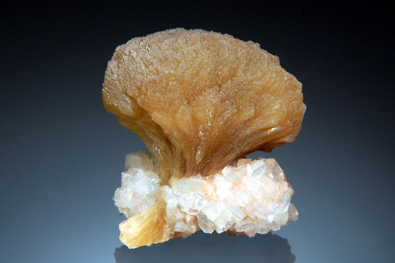 TN697 Stilbite - Wasson's Bluff, Parrsboro, Nova Scotia, Canada.jpg